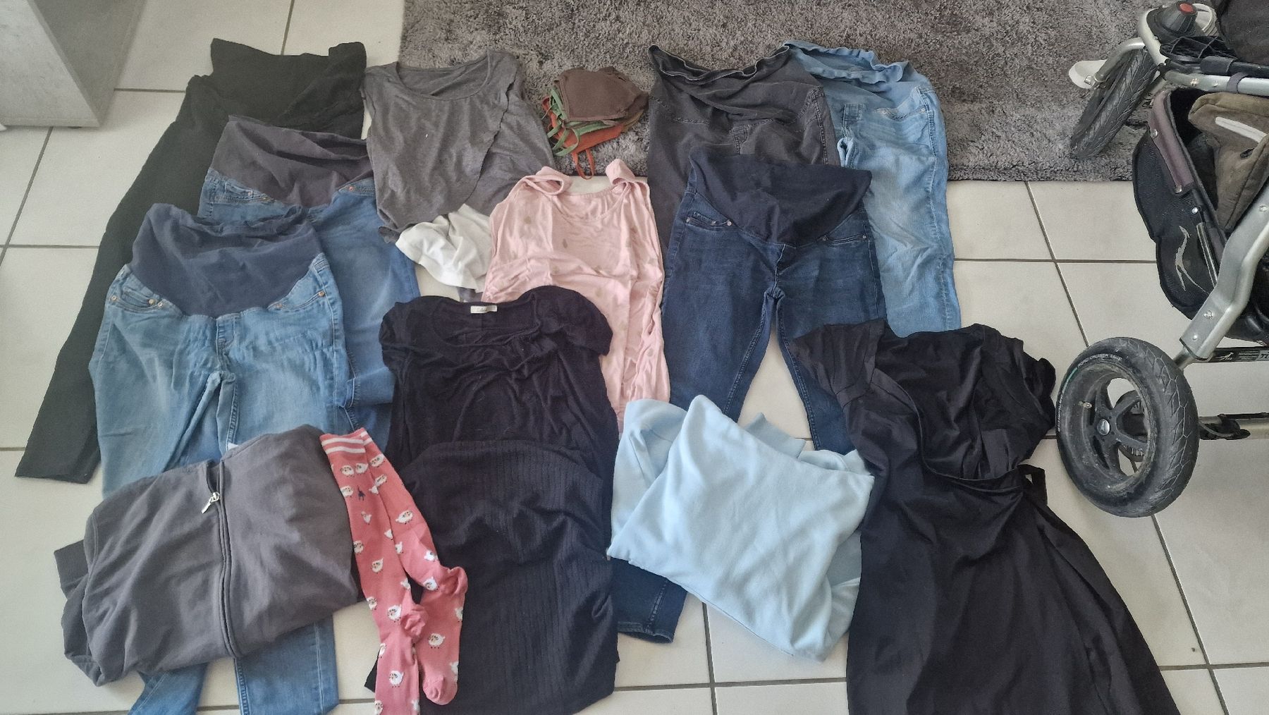 Lots de vêtements: umstandsmode M und L – D'occasion à Eschenbach LU par SBaumi13