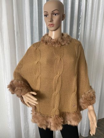 Perfekter Auftritt - zeitloser Pelz Poncho von ARMANI