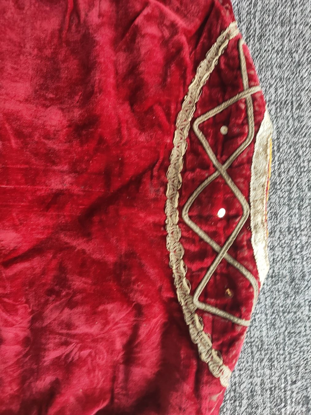 Costumi: Vintage Samtweste, Grösse M, rot/gold - – Usato da Gipf-Oberfrick venduto da minini 6