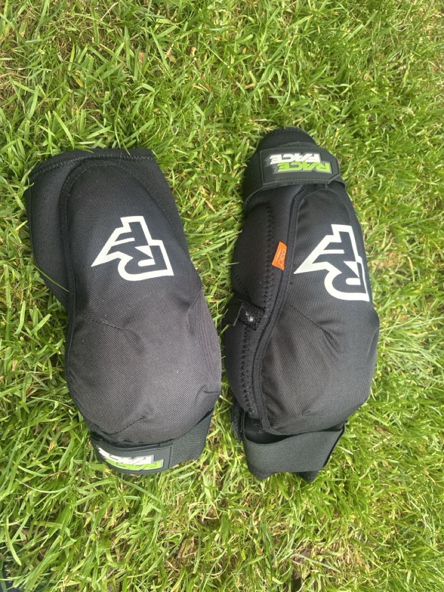 Race Face Protezioni & Imbottiture: RaceFace Knie und Ellenbogen T5 Evo (L) – Nuovo (secondo la descrizione) da Winterthur venduto da Pescheweber 2