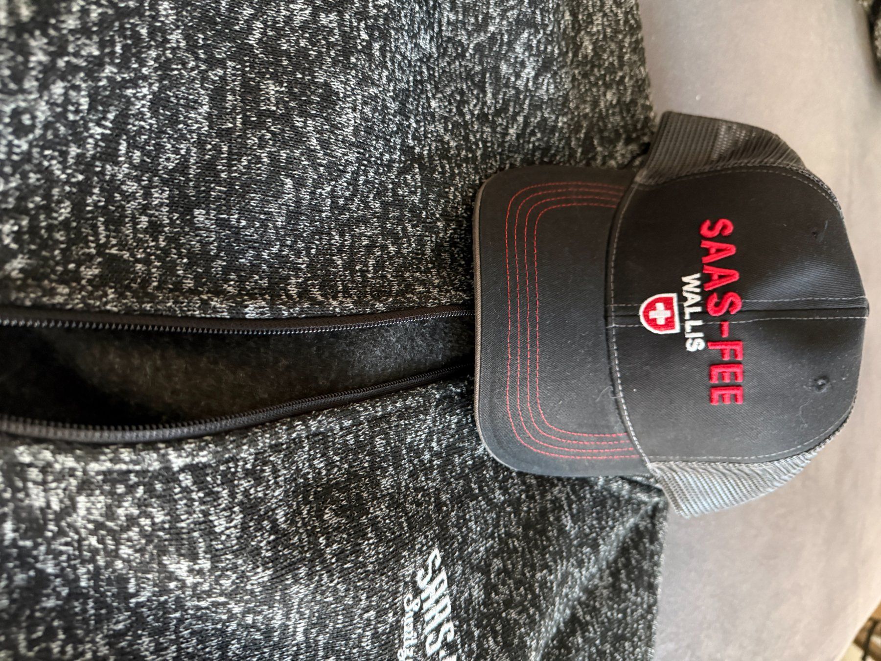 Giacche: Saas Fee Jacke mit Gratis Cap – Nuovo (secondo la descrizione) da Zollikofen venduto da fre_nq97 1