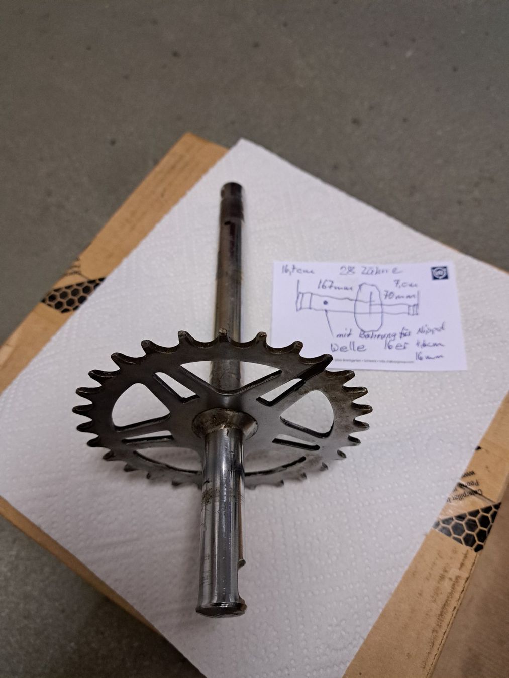 Pièces pour mobylette: Pedalachse mit Zahnrad. – D'occasion à Boswil par Mriesen