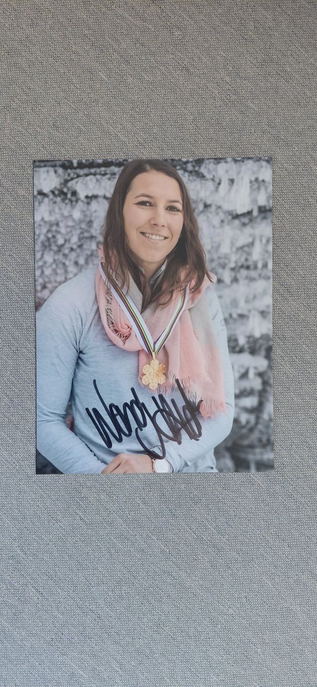 Autografi: Autogramm Wendy Holdener – Usato da Schmerikon venduto da Olympia04