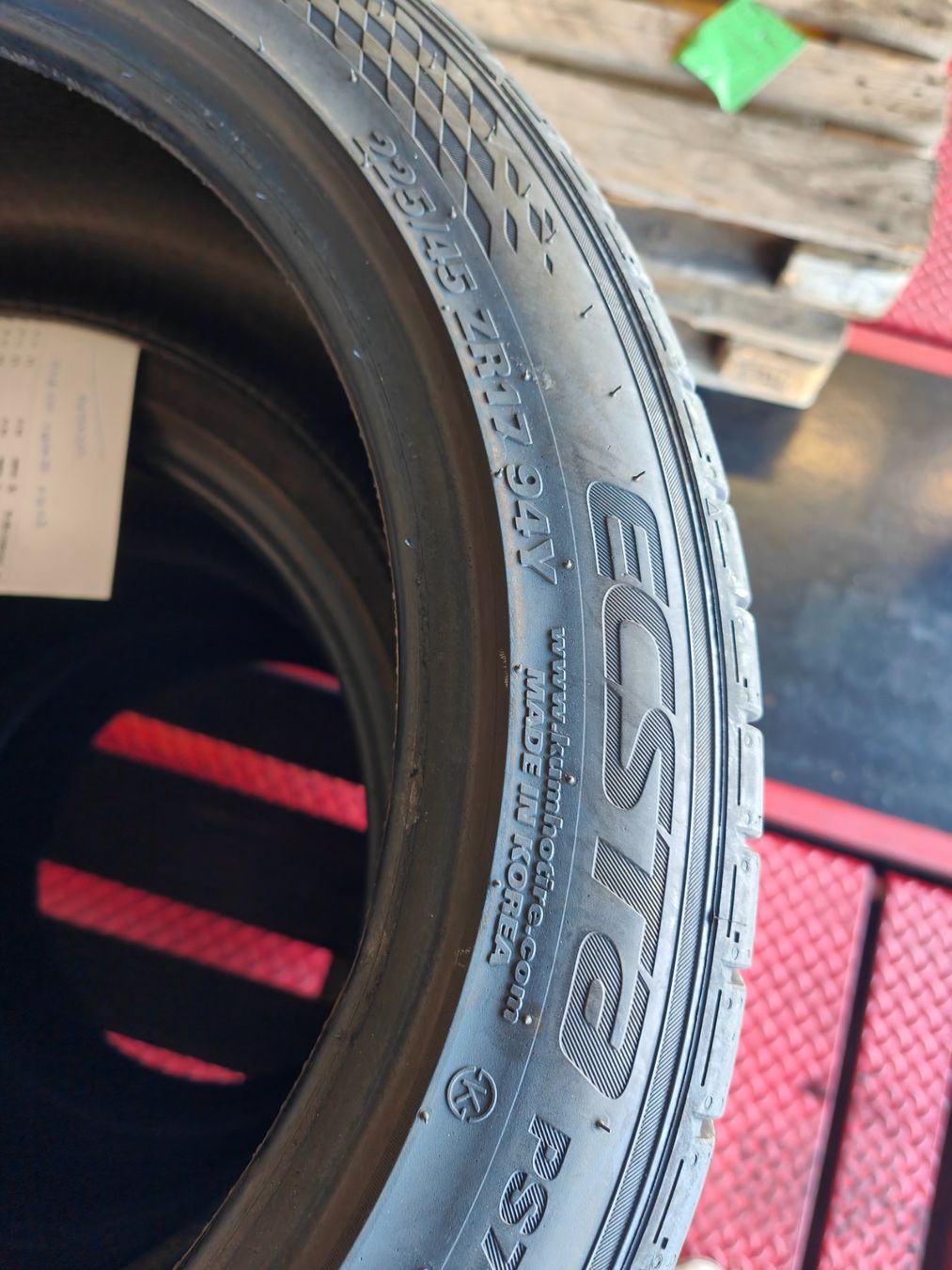 Pneus & Kompletträder: 225/45 R17 Sommerreifen – Gebraucht aus Oberengstringen von Reifen-Lagerverkauf 1