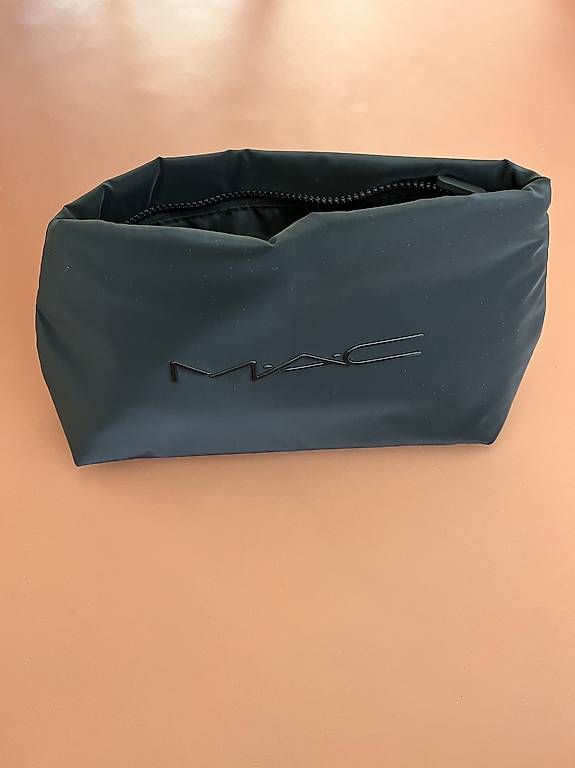 Kosmetikkoffer: MAC Kosmetikbeutel schwarz, neu, ca. 30x16 cm – Gebraucht aus Cham von nininanana