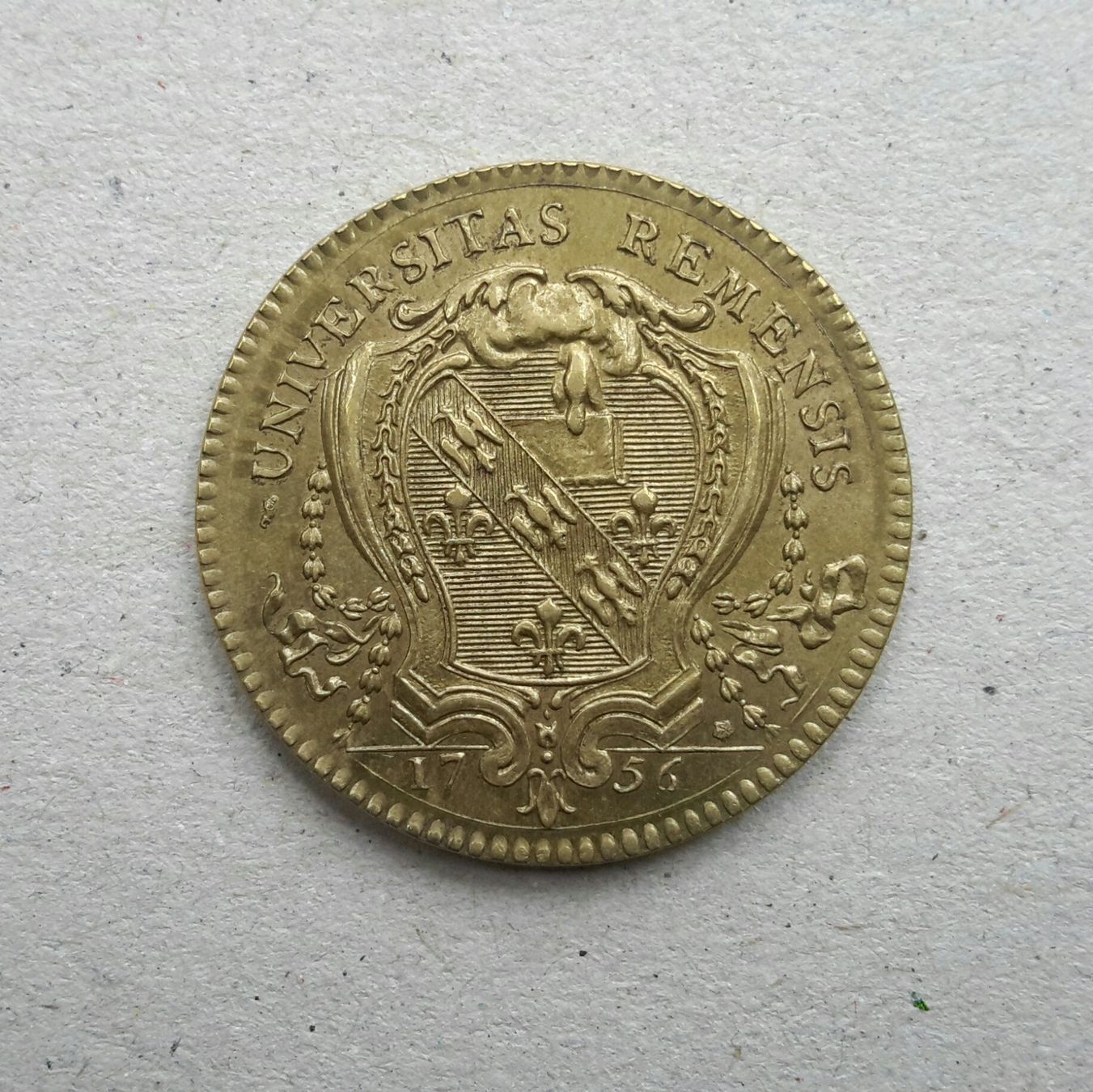 Medaglie: Jeton , Messing , 1756 , Universitas Remensis . – Usato da Burgdorf venduto da Olli.34 1
