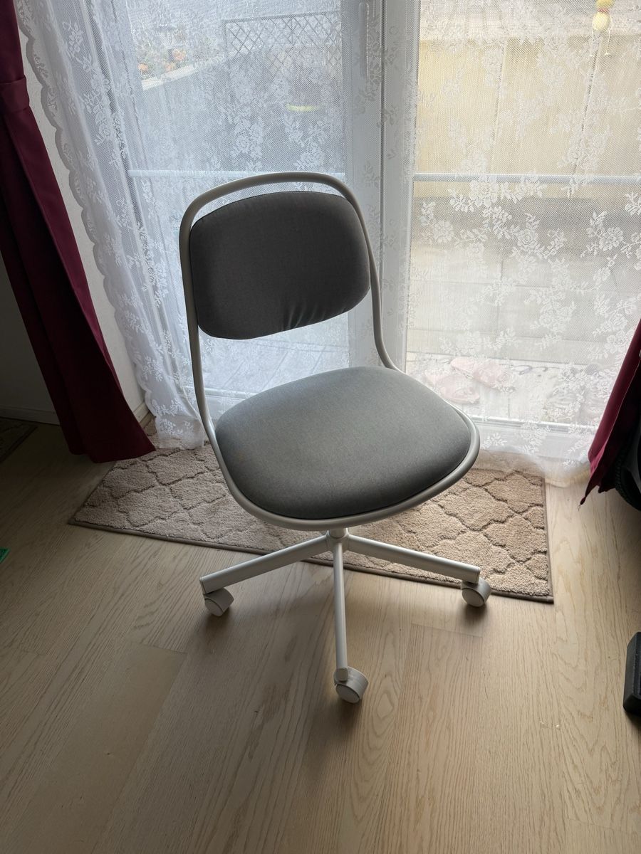 Ikea Sedie: Ikea ÖRFJÄLL Drehstuhl, weiß/hellgrau – Usato da Buch am Irchel venduto da Sweetharth 4