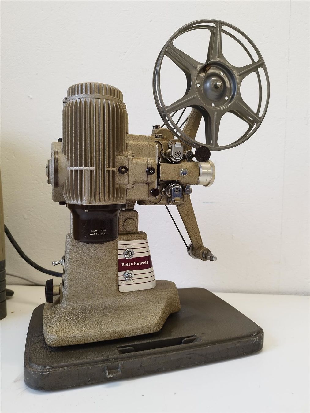 Proiettori: Bell Howell 16mm Projektor – Difettoso da Niederdorf venduto da LeptonAG 1