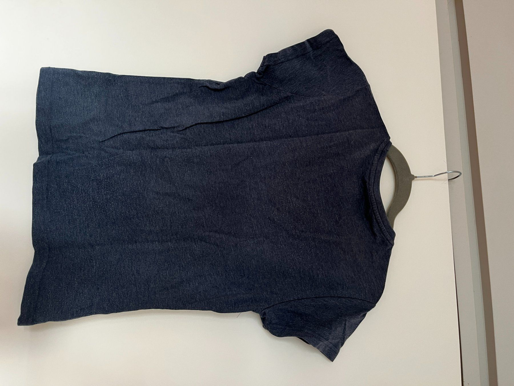 T-Shirts: Dunkelblaues T-Shirt mit Frontprint – Gebraucht aus Seuzach von anina.k 1