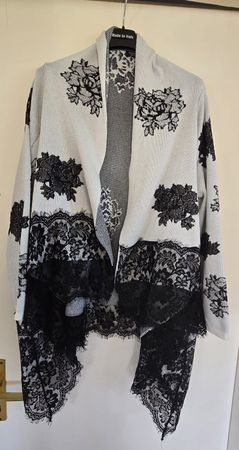 Edle Damen Strickjacke mit Spitze, Gr. TU