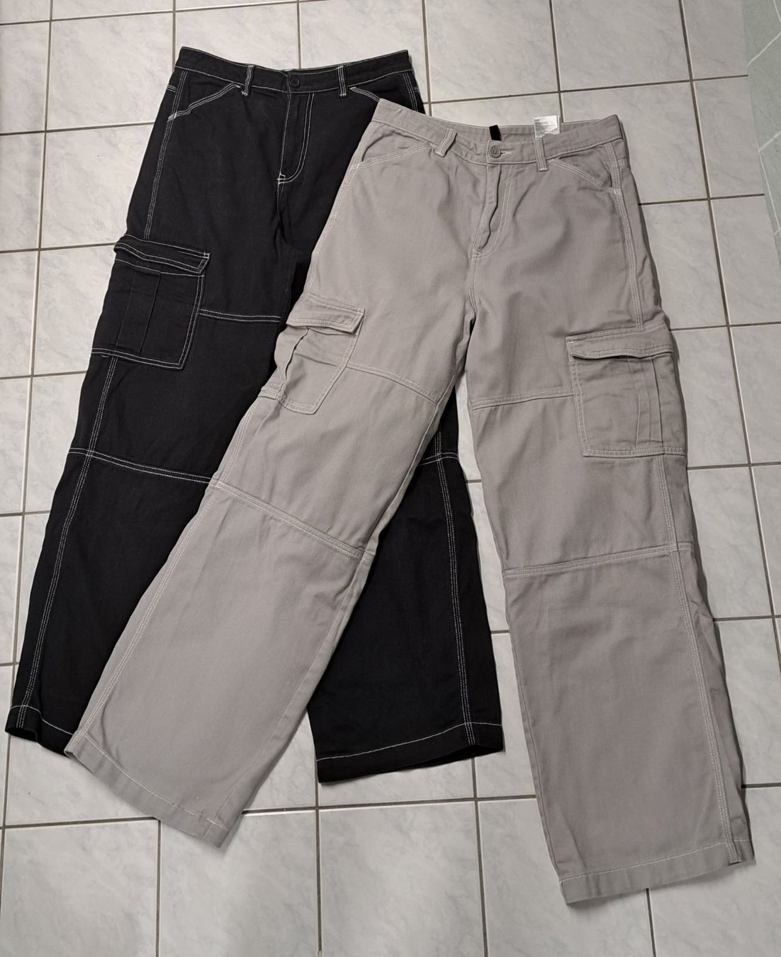 H&M Hosen: 2 Stoffhosen Gr. 36 schwarz und grau – Gebraucht aus Küssnacht am Rigi von AutoVilla