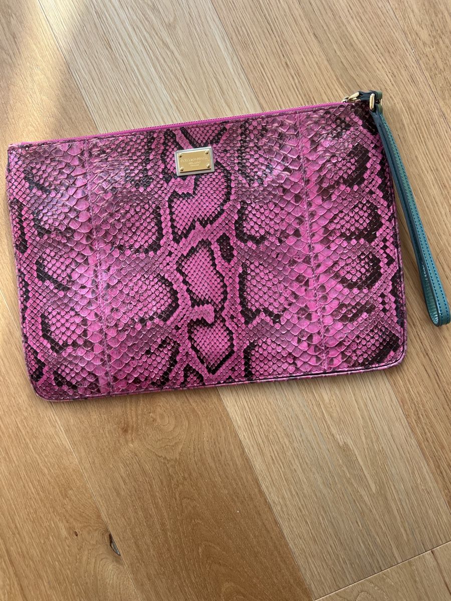 Dolce & Gabbana Borse: Dolce & Gabbana pochette rose zippée en python – Usato da Lutry venduto da roxypoxy