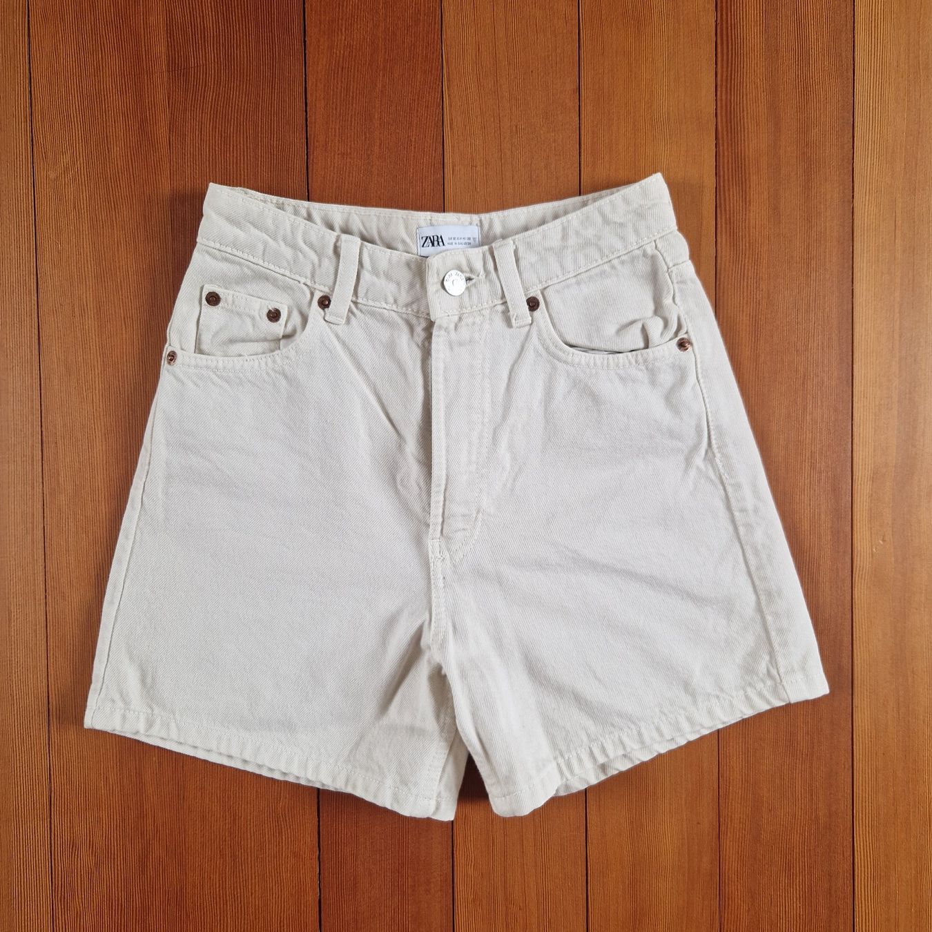 Zara Hosen: Beige Shorts von Zara Gr. 32 – Gebraucht aus Muttenz von bebbi523