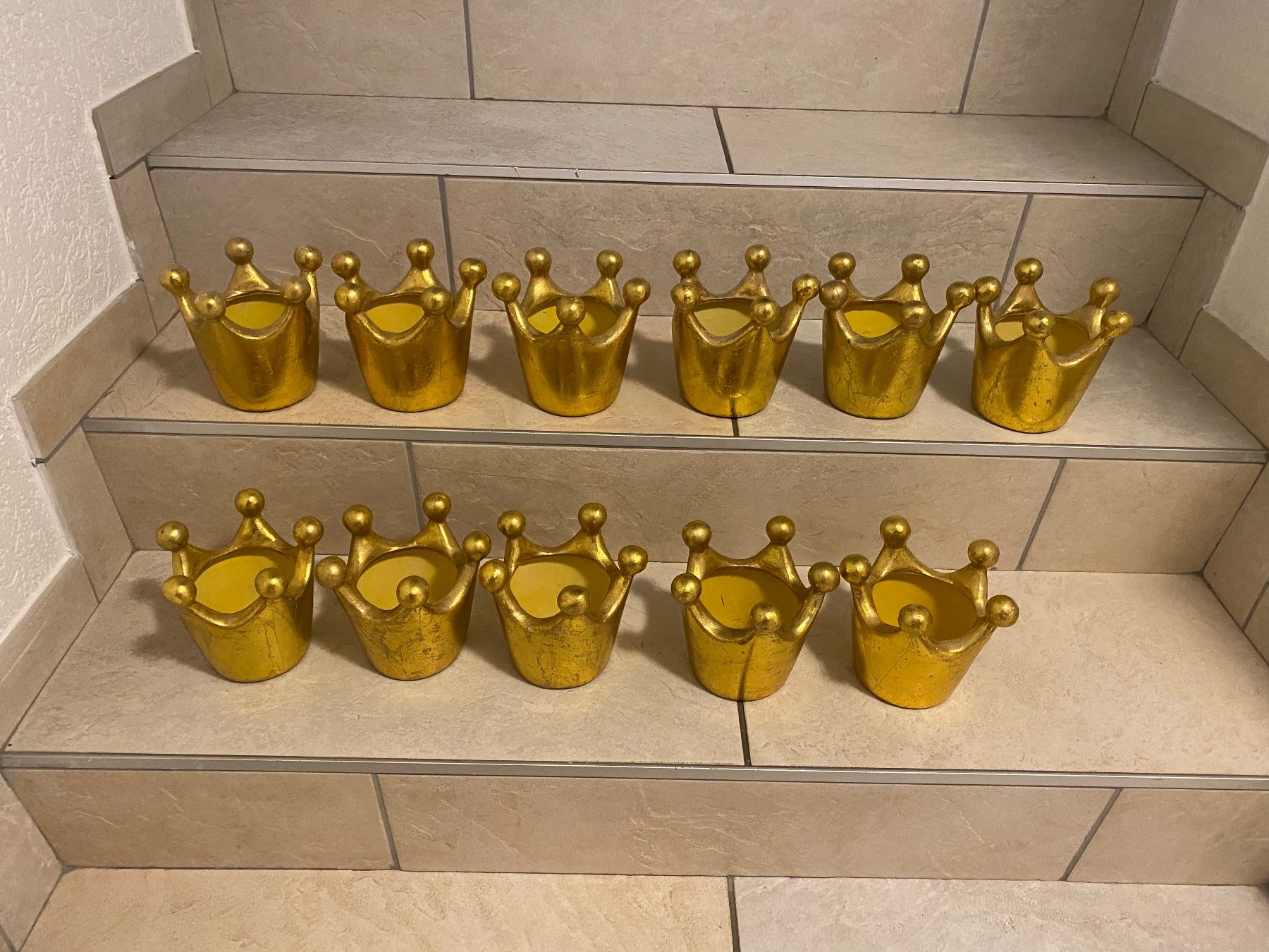 Alle Dekorationen: 11x Gold Kronen Töpfe – Gebraucht aus Münchenbuchsee von LuiConte 1