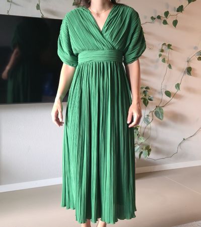 Kleid grün Grösse S-M Faltenrock V-Ausschnitt kurzarm