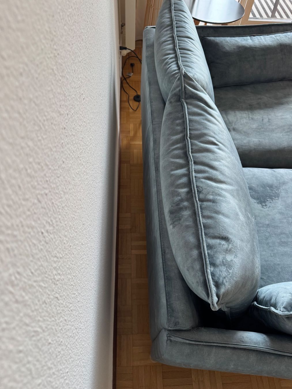 Pfister Sofas: Sofa blau Samt 2-Sitzer guter Zustand – D'occasion à Kilchberg ZH par Torch2 4