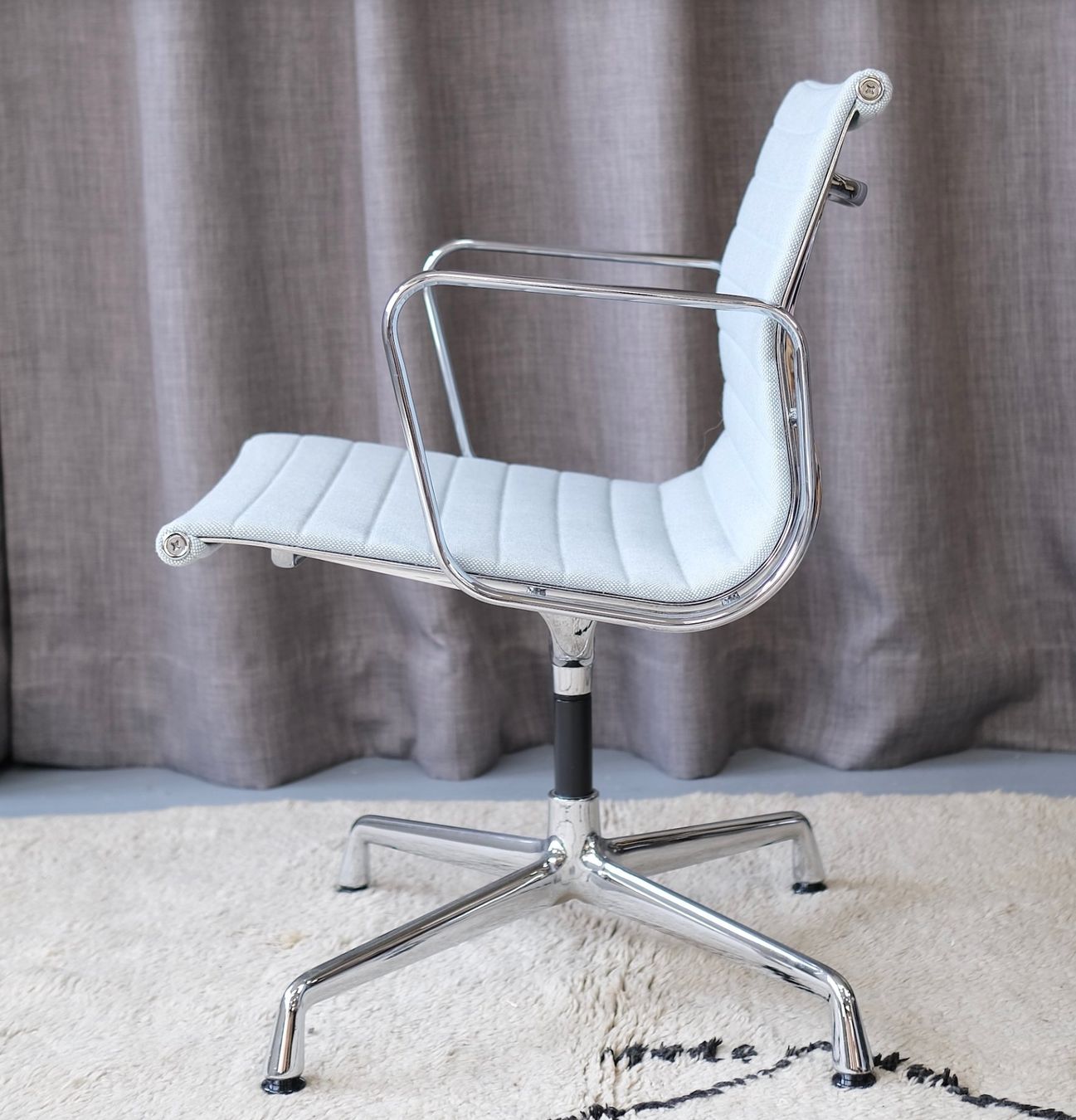 Vitra Sedie: Vitra EA 108 Aluminium chair Eames – Usato da Bern venduto da Zmodern_CON 7
