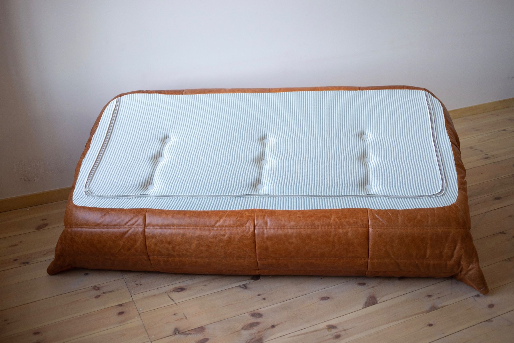 Ligne Roset Sofas: 3er Sofa Togo, neu bezogen mit Leder – Neu (gemäss Beschreibung) aus Zürich von ERATOMIUM 6