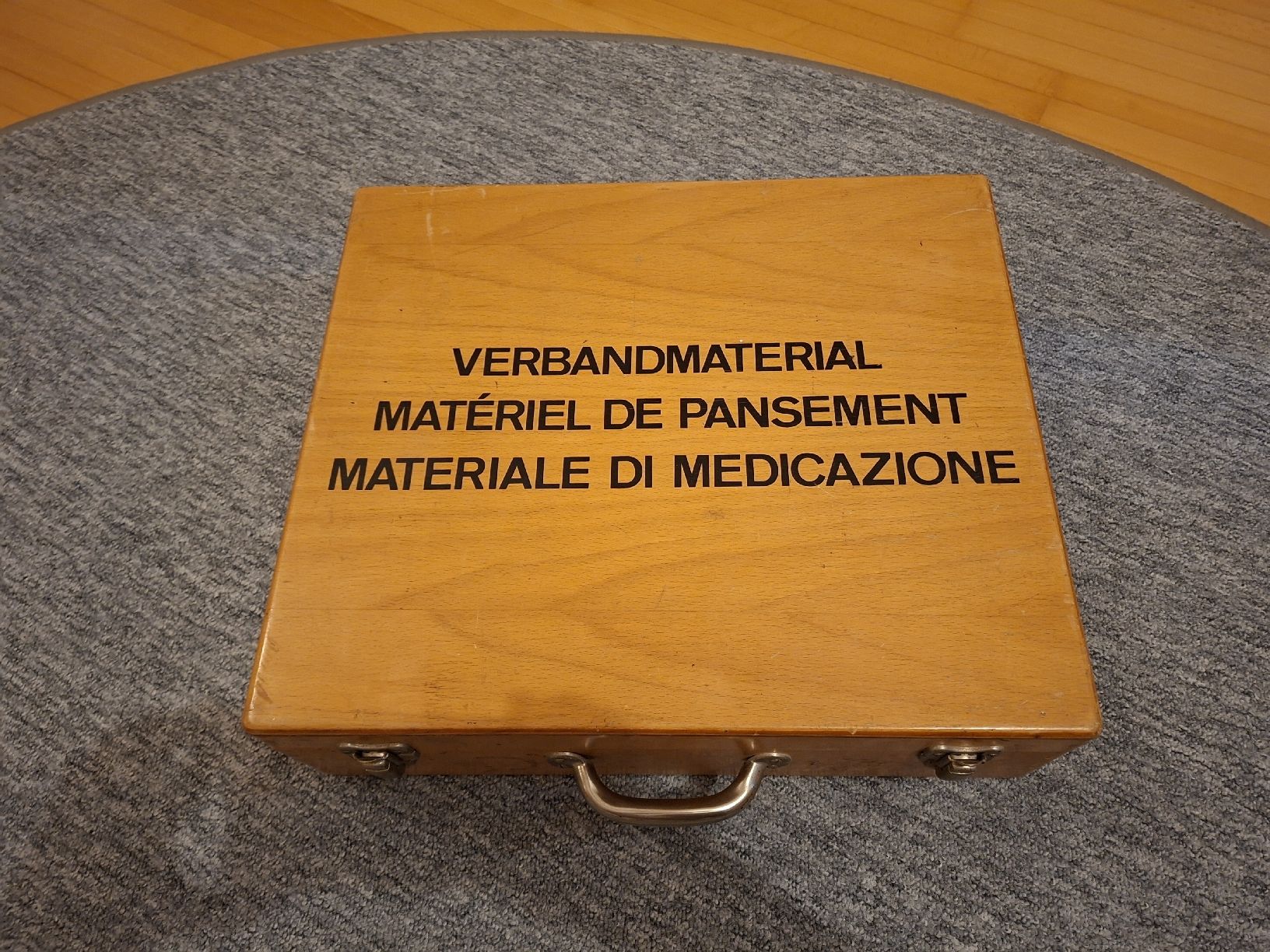 Kit di pronto soccorso: Verbandskasten antik Holz massiv – Usato da Remetschwil venduto da littleredboots