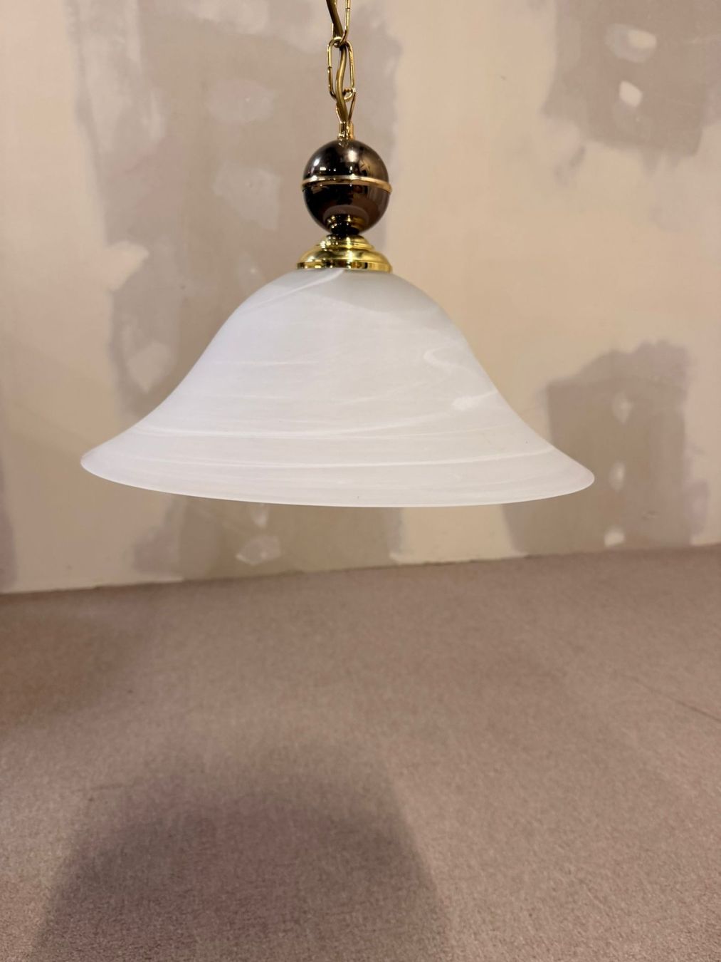 Lampadari & plafoniere: Hängelampe mit gemustertem Glasschirm und Messinghalterung – Usato da Rickenbach ZH venduto da Der-Insider 4