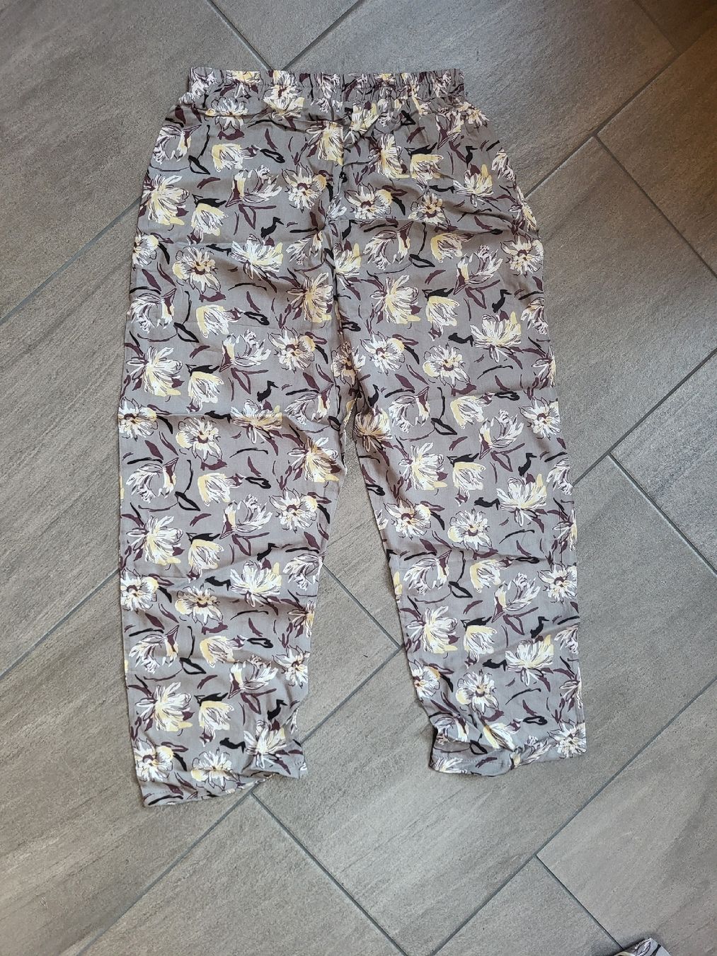 Negligees & Pigiami: Grauer Schlafanzug mit Blumenmust – Nuovo e nell'imballaggio originale da Zweisimmen venduto da Adorable 3