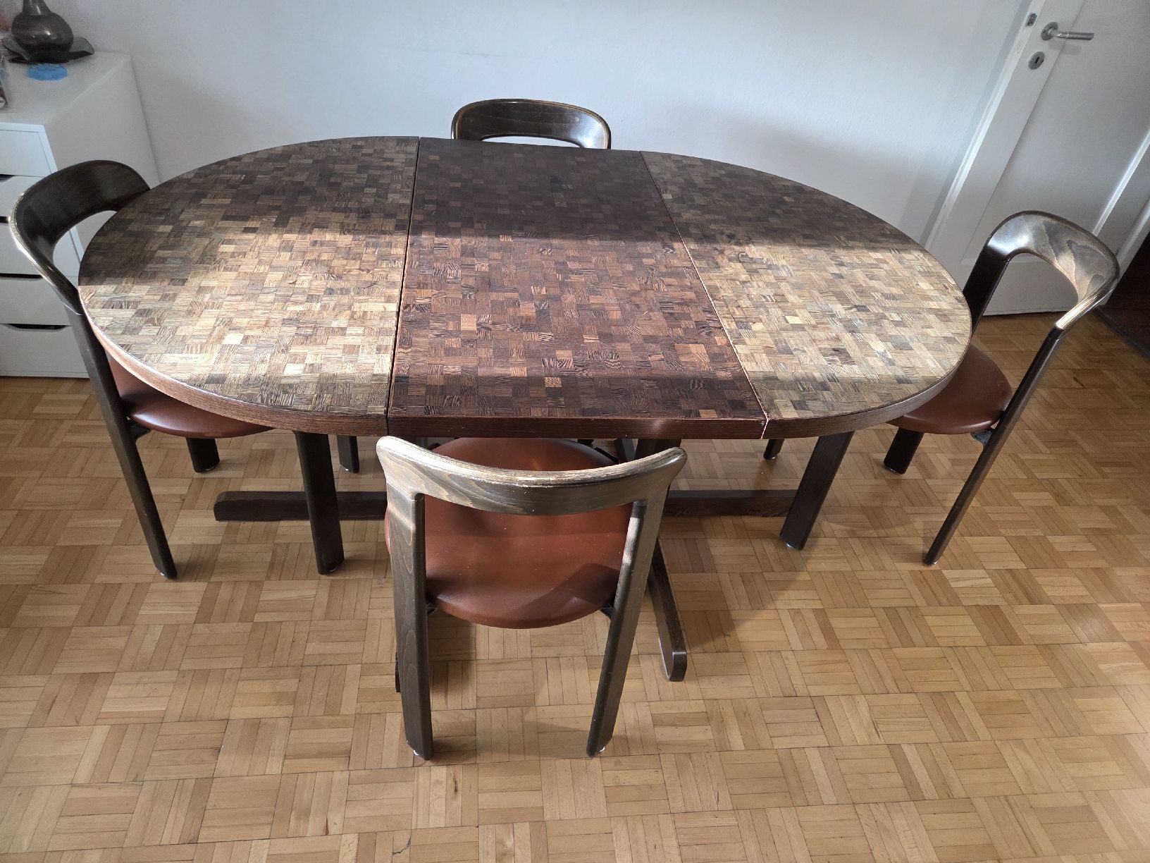 Set di tavolo e panche: Rund/Oval Tisch Vintage – Usato da Zürich venduto da MariaPu25