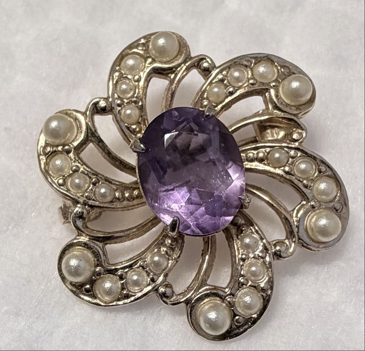 : 🟣  Antike Brosche Amethyst mit Perlen – Usato da Weissbad venduto da Simiswiss321 2