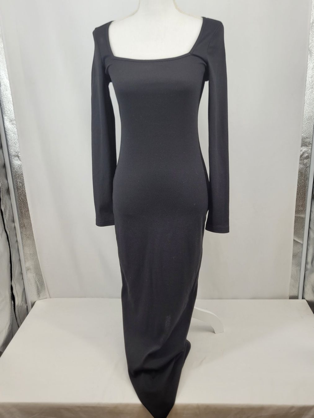 Shein Robes: SHEIN Robe noire à manches longues – D'occasion à Lausanne par PlusValue_Lausanne