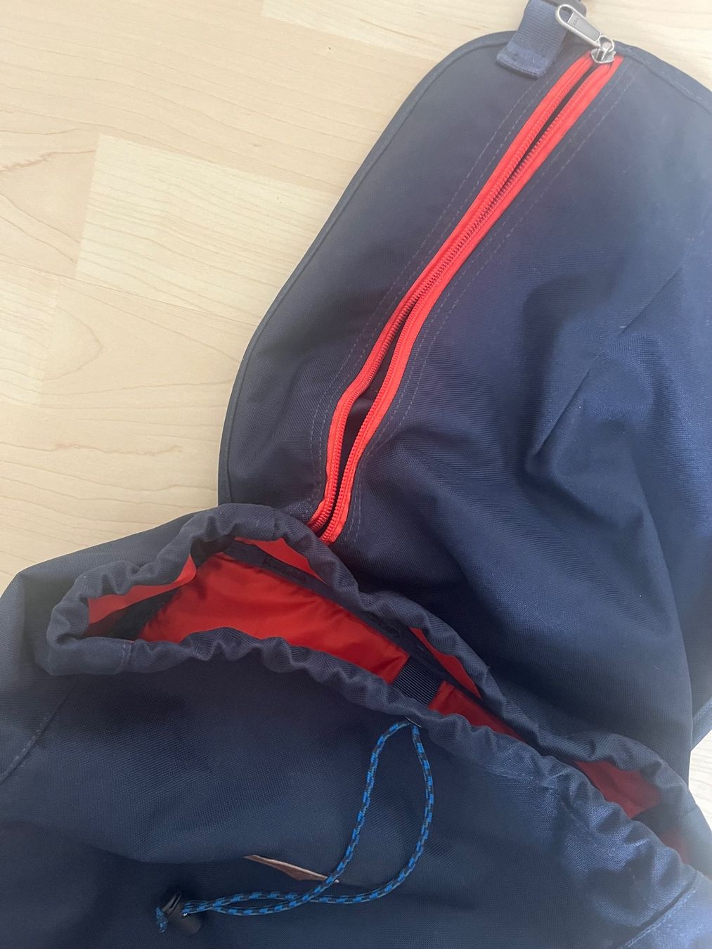 Patagonia Zaini: Patagonia: dunkelblauer Rucksack mit orangem Griff – Usato da Luzern venduto da ellitussi 3