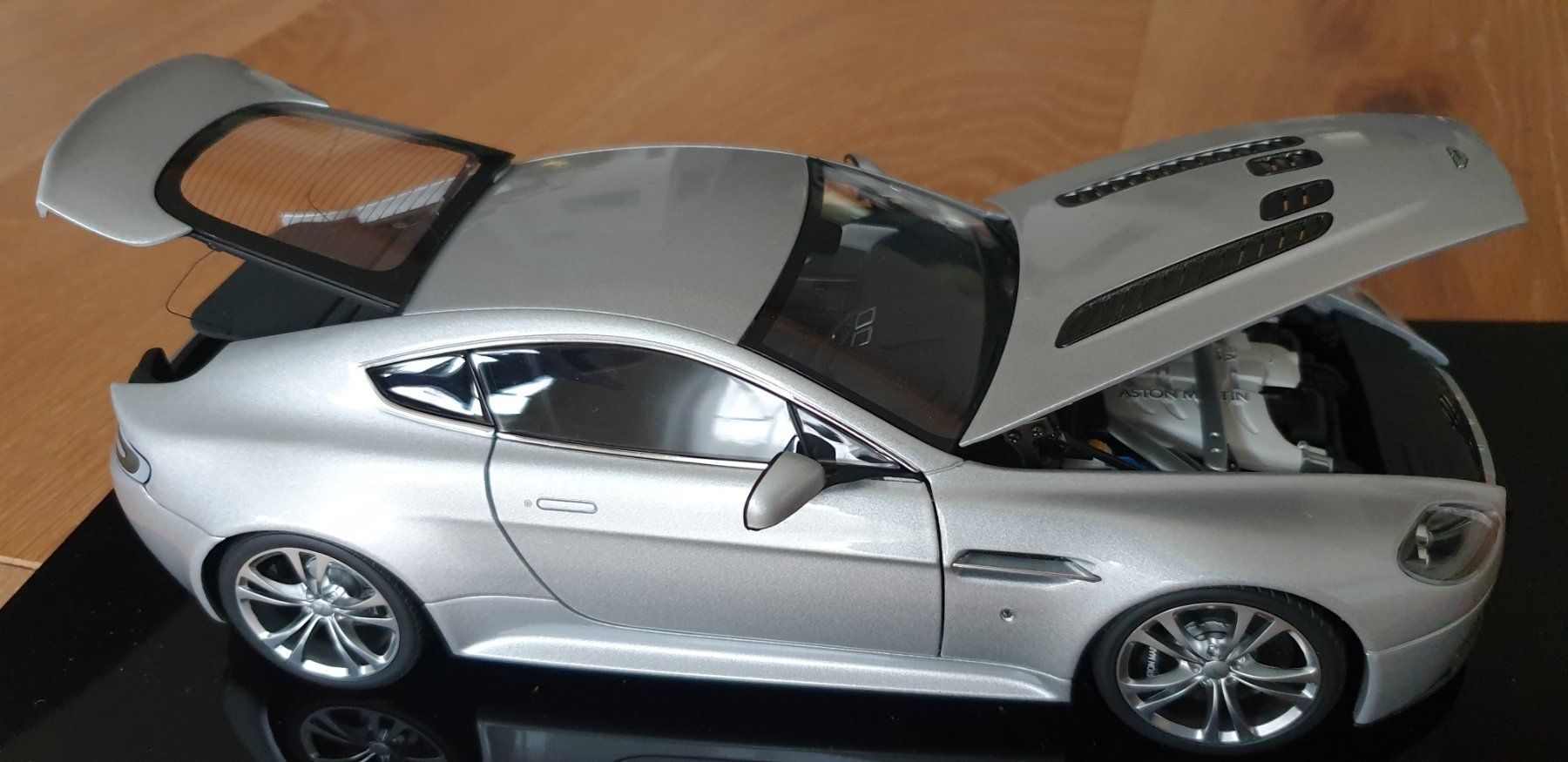 Aston Martin Modellautos: Aston Martin V12 Vantage von Autoart – Gebraucht aus Recherswil von die_d7pt 2