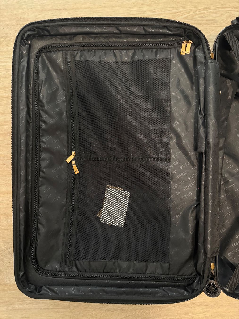 Valigie: Guess Reisekoffer schwarz – Usato da Maisprach venduto da jokoundklaas 9