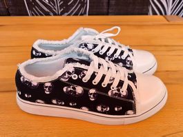 Sneakers schwarz/weiss mit Totenkopf EU 41.5