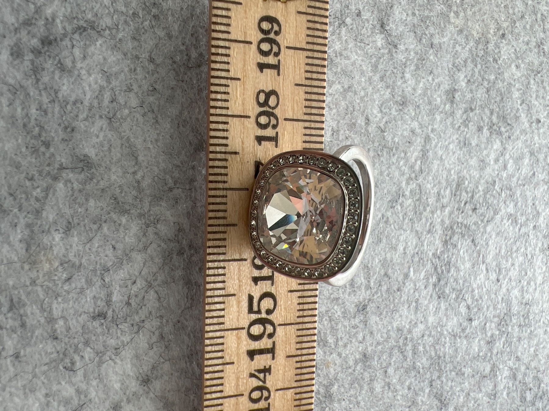 Swarovski Anelli: Swarovski Ring mit grossem Kristall Grösse 58 – Usato da Uznach venduto da Ya_x7x6 2