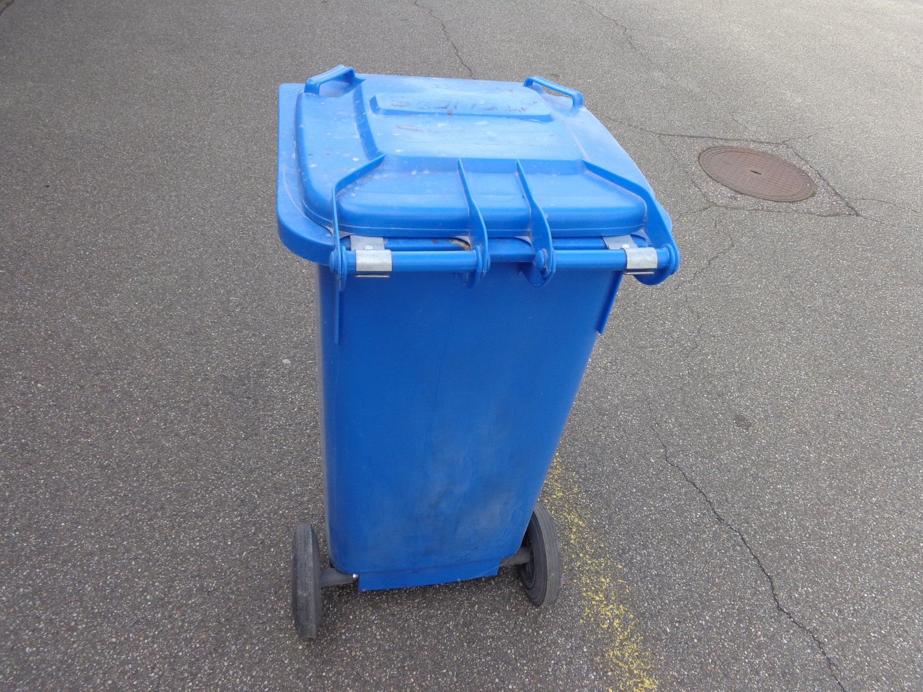 Korpus: Blauer Rollcontainer H= 90 cm x B= 50 cm L= 55 cm – Gebraucht aus Liestal von Gecko16