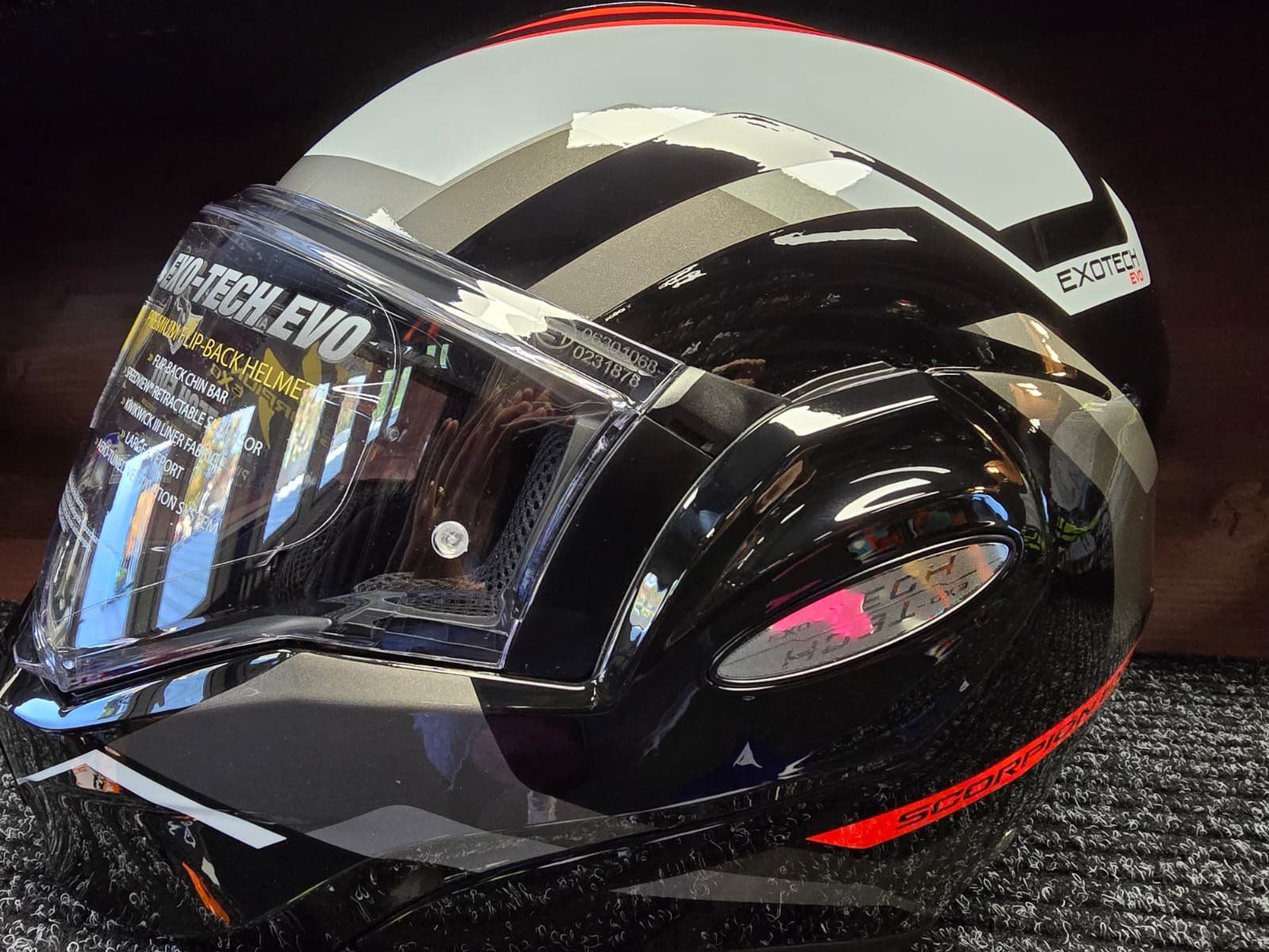 Helme & Visiere: Casque Scorpion Exo-Tech Evo Furio noir/rouge – Neu und originalverpackt aus Yverdon-les-Bains von MotoFactory.