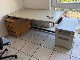 Schreibtisch, sehr stabil Höhen verstellbar 