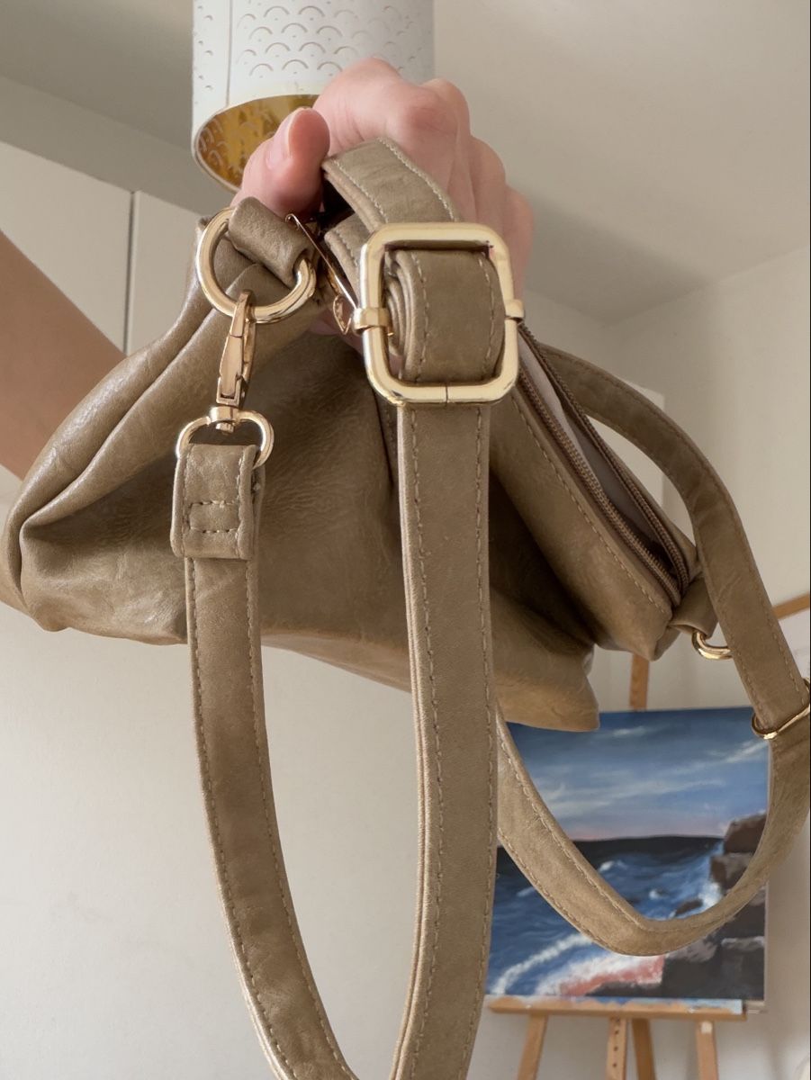 Borse da donna: Tasche beige Lederimitat mit Schulterriemen neu – Usato da Aesch venduto da fiona.sophie 1