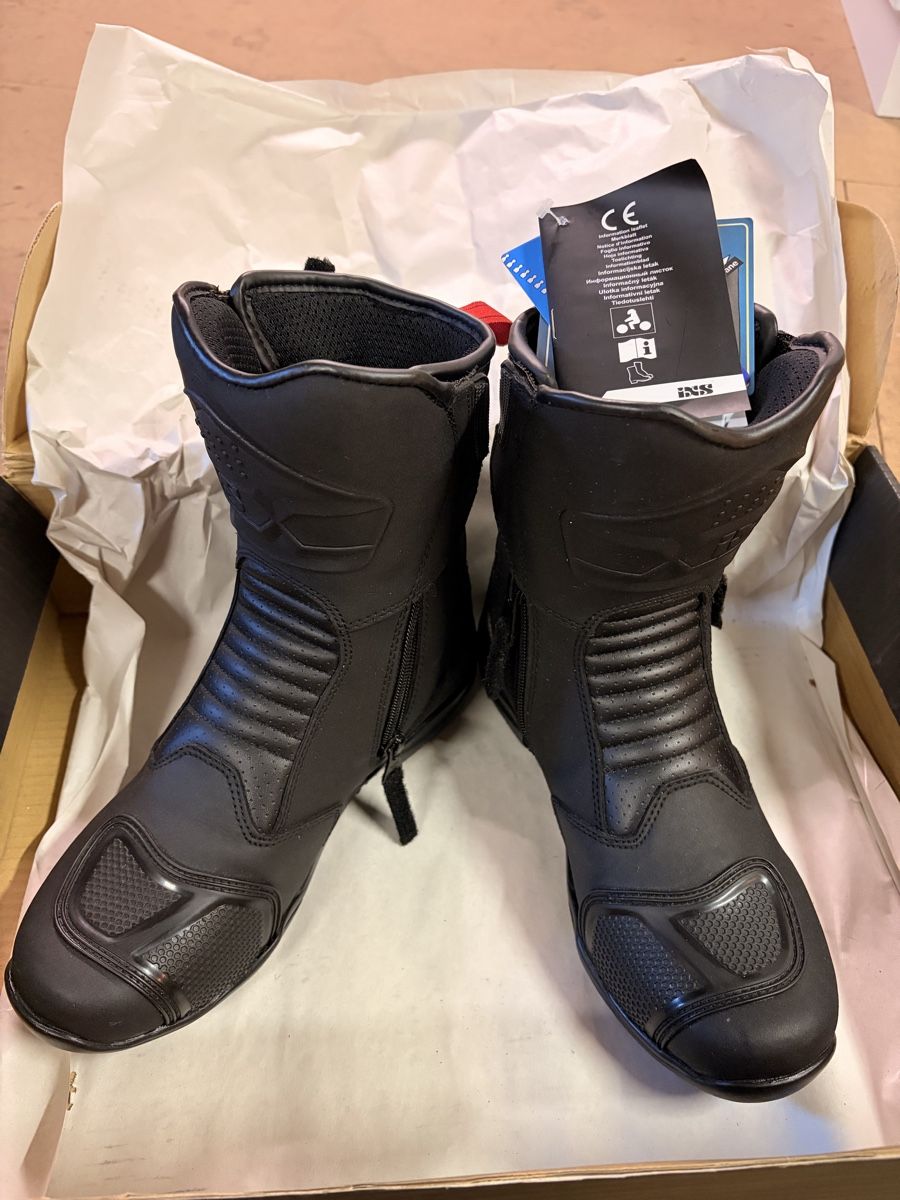 IXS Scarpe da uomo: Motorradstiefel iXS, Grösse 40, neu – Nuovo e nell'imballaggio originale da Altnau venduto da kurvenmuehle