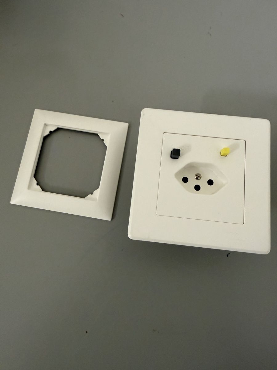 Feller Stecker: Fi steckdose Neu mit 2 abdeckungen  – Neu (gemäss Beschreibung) aus Zürich von papaplatte
