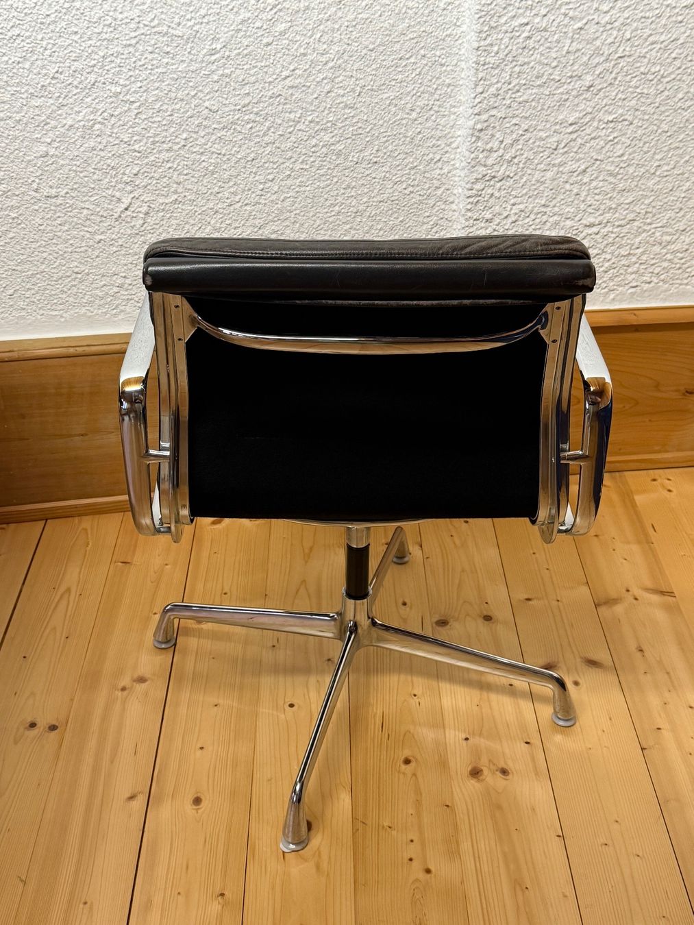 Herman Miller Sedie: EAMES CHAIR Soft Pad EA 208 – Usato da Basel venduto da Nadelberg 2