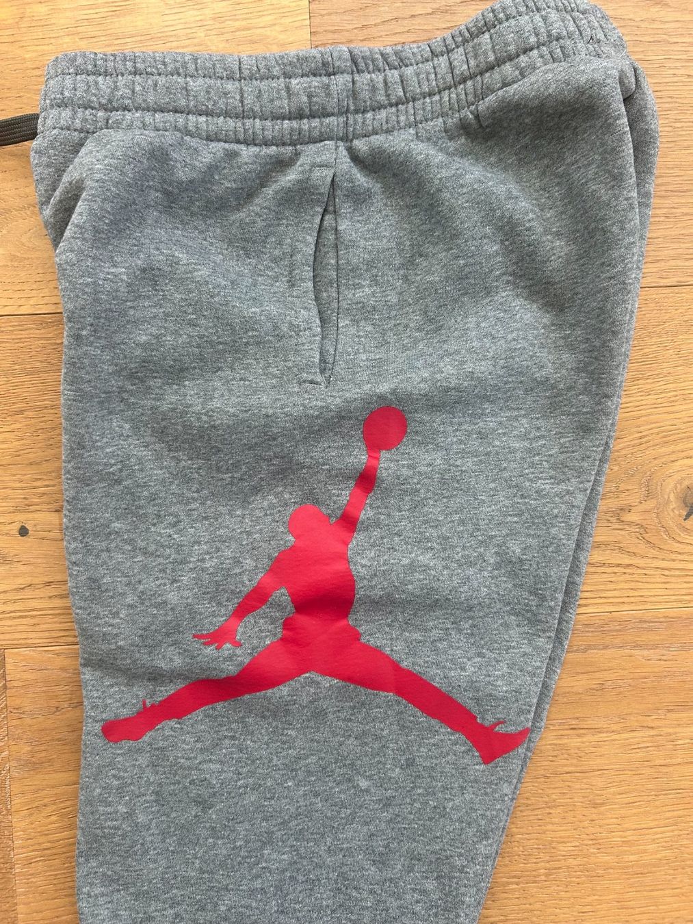 Jordan Pantaloni: Kinder- Trainerhose grau JORDAN 152/158 – Usato da Grub AR venduto da DukeStatham 4