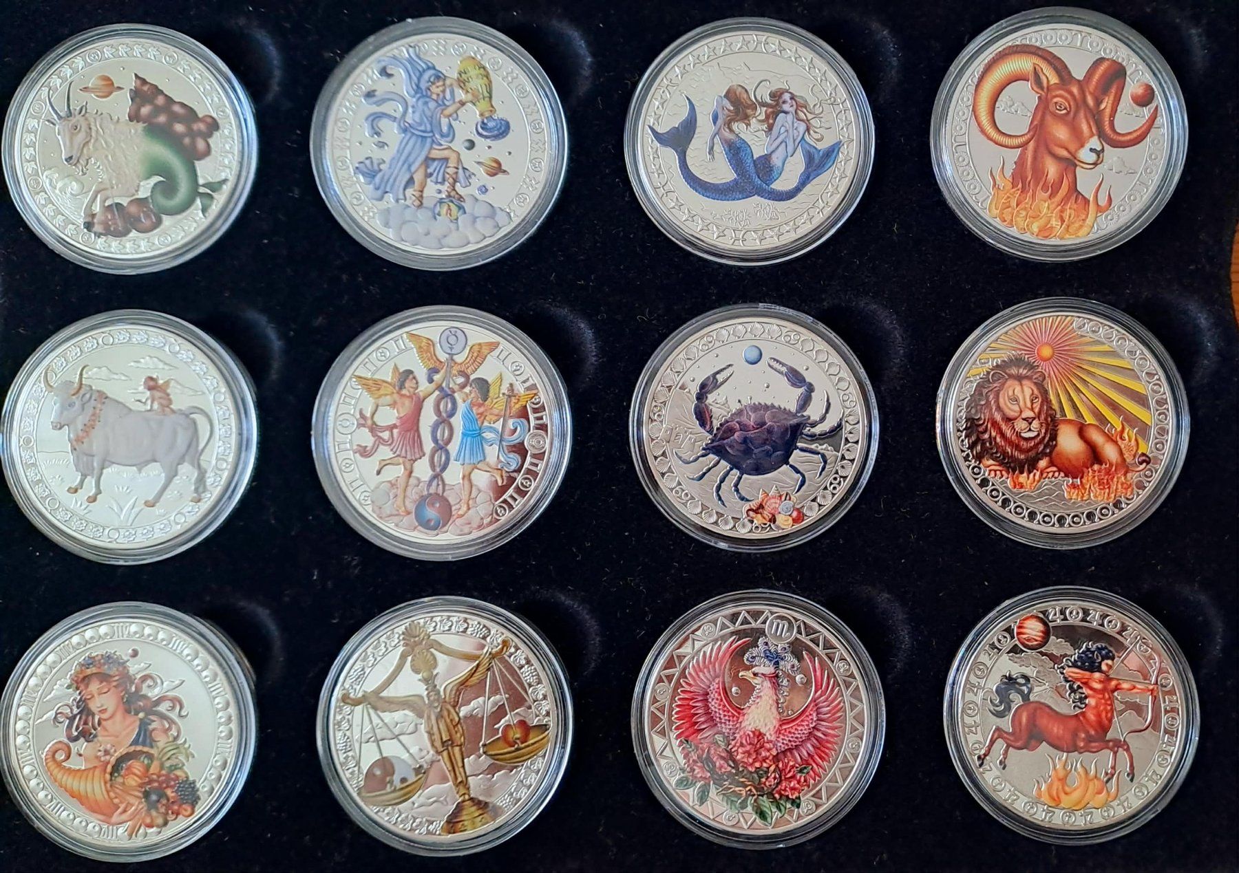 Medaglie: 12 Farbmedaillen "Zodiak". – Nuovo e nell'imballaggio originale da Basel venduto da Butsch5