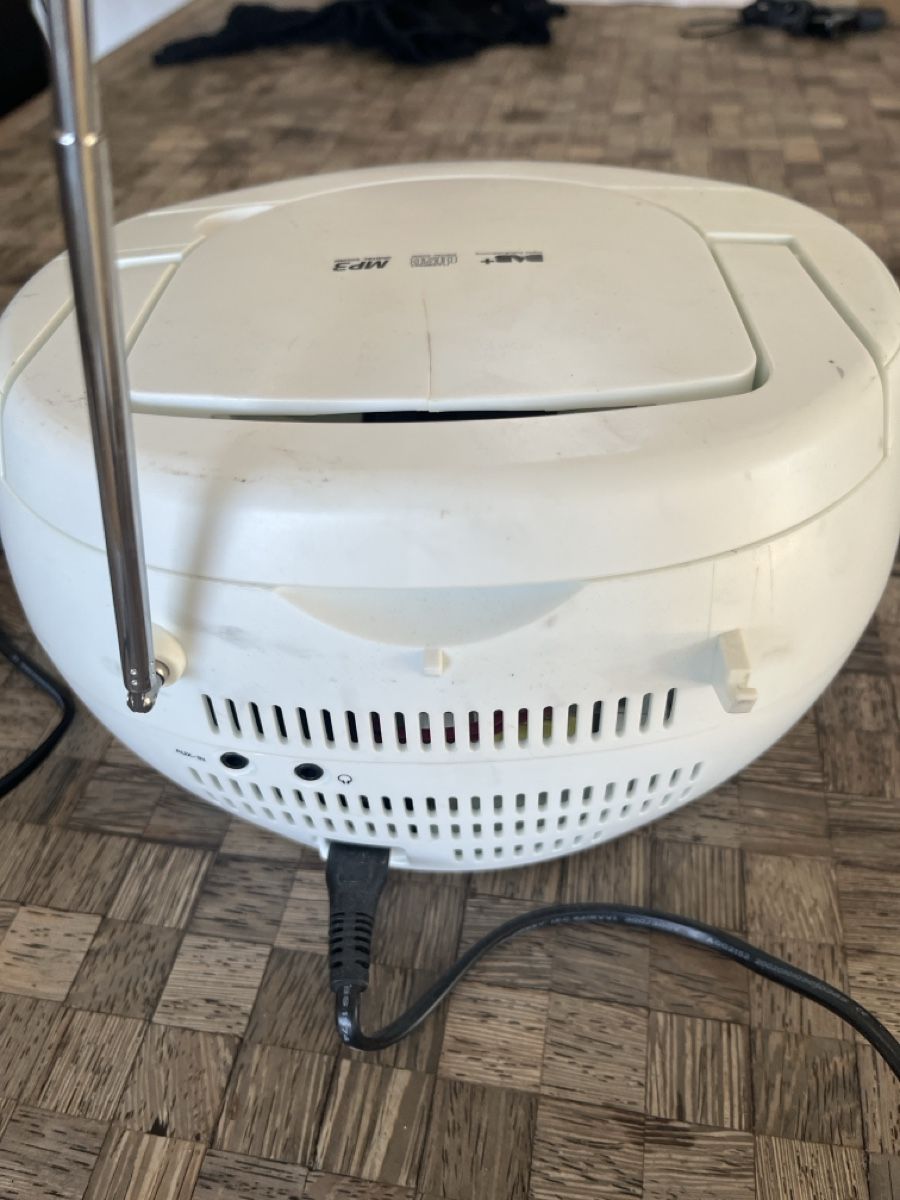 Radio: Intertronic CD Radio DAB Plus weiss gebraucht – Usato da Luzern venduto da sim_zyt9 2