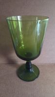 Grüner Glaskelch / grosses Trinkglas mit Fuss