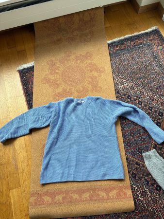 Blauer Strickpulli