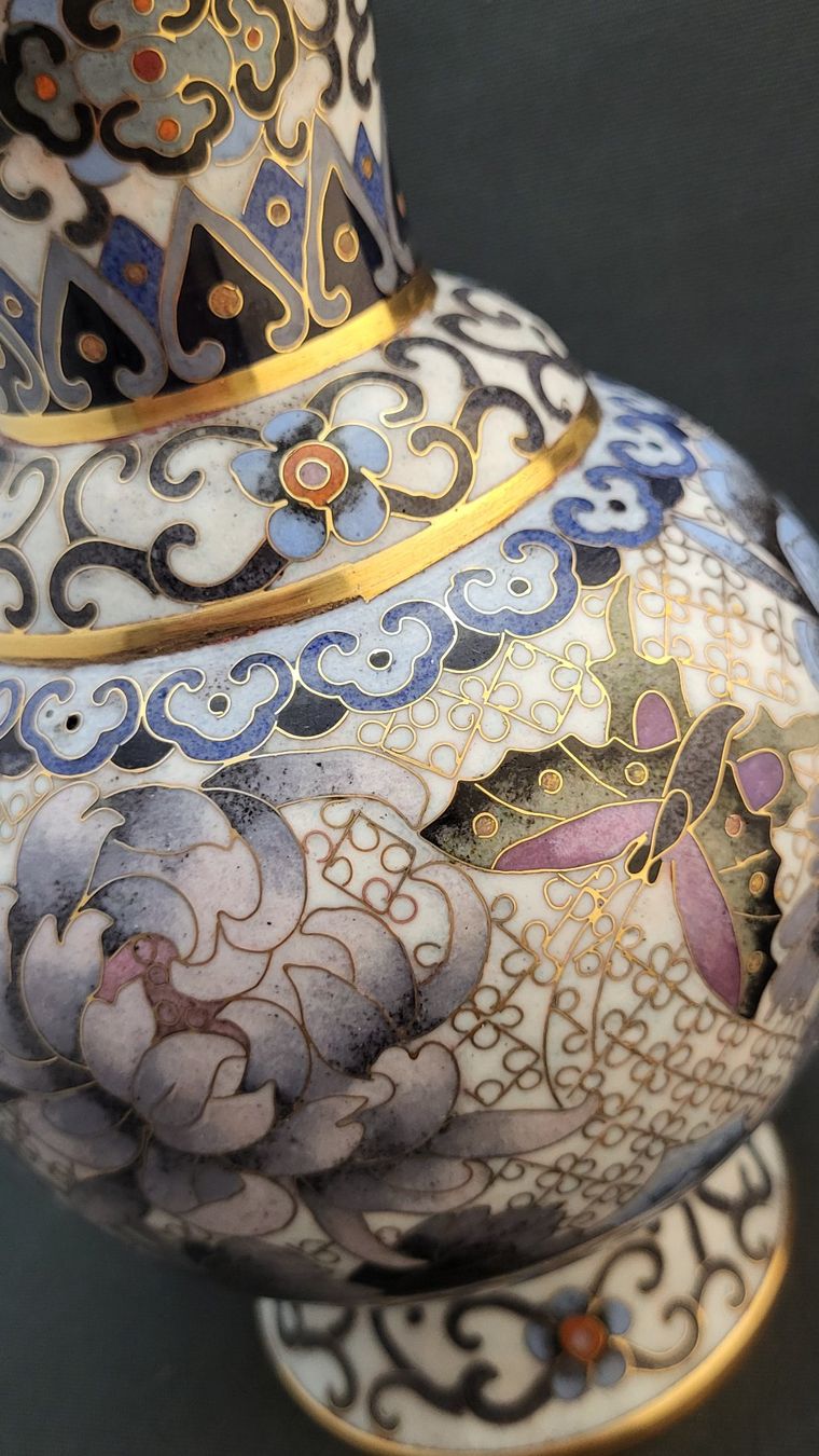 Vasi & Recipienti: Cloisonne-Vase mit Blumen und Schmetterling – Usato da Basel venduto da spinne02