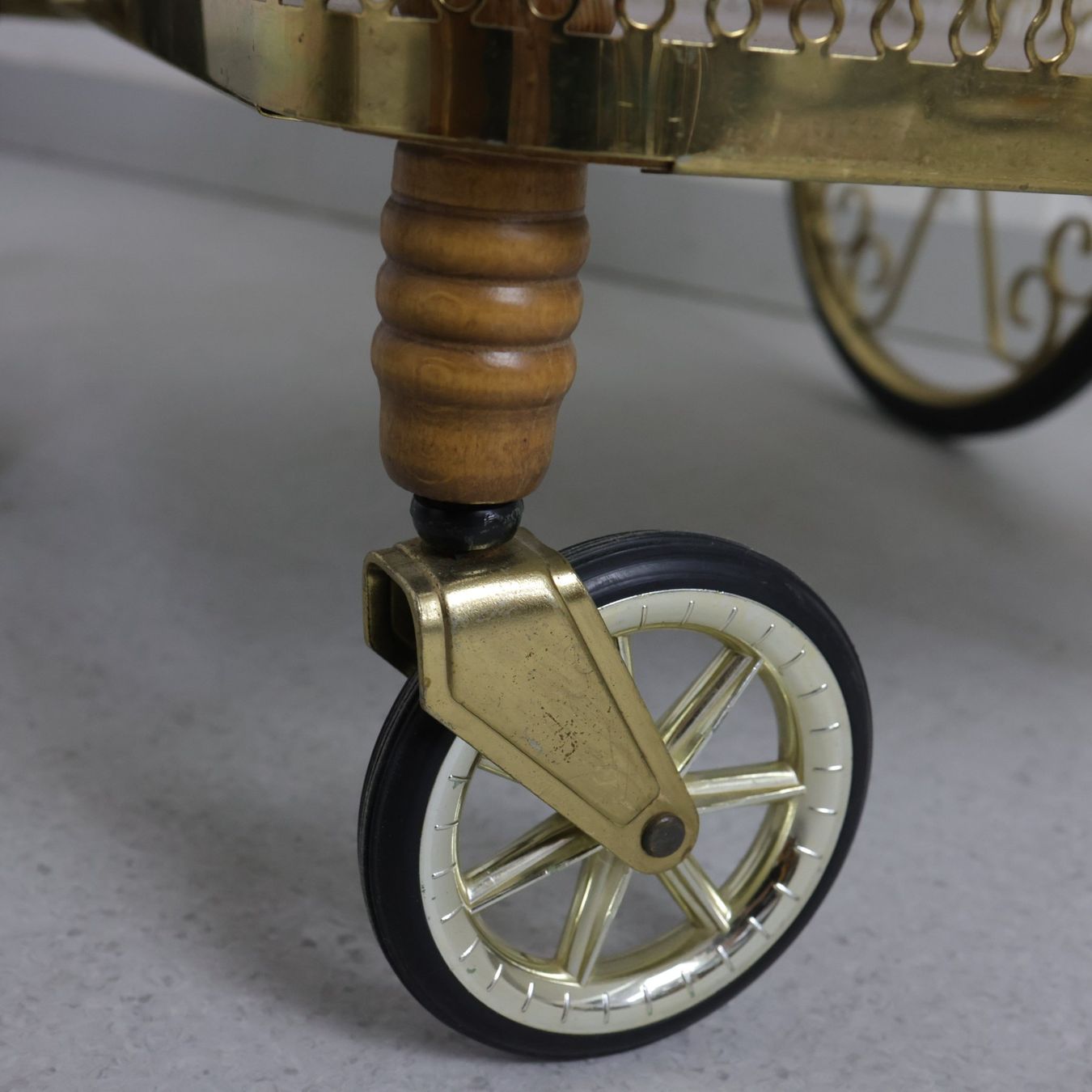 Carrelli di servizio: Vintage-Servierwagen aus Holz und Messing – Usato da Volketswil venduto da brockipfannenstil 7