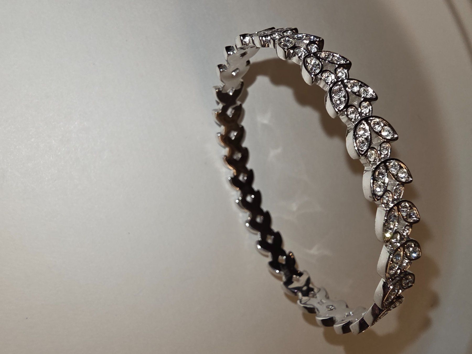 Bracciali & Braccialetti: Silberfarbenes Armband mit Muster, neuwertig, SWAROVSKI – Nuovo (secondo la descrizione) da Zürich venduto da qer_2t8q