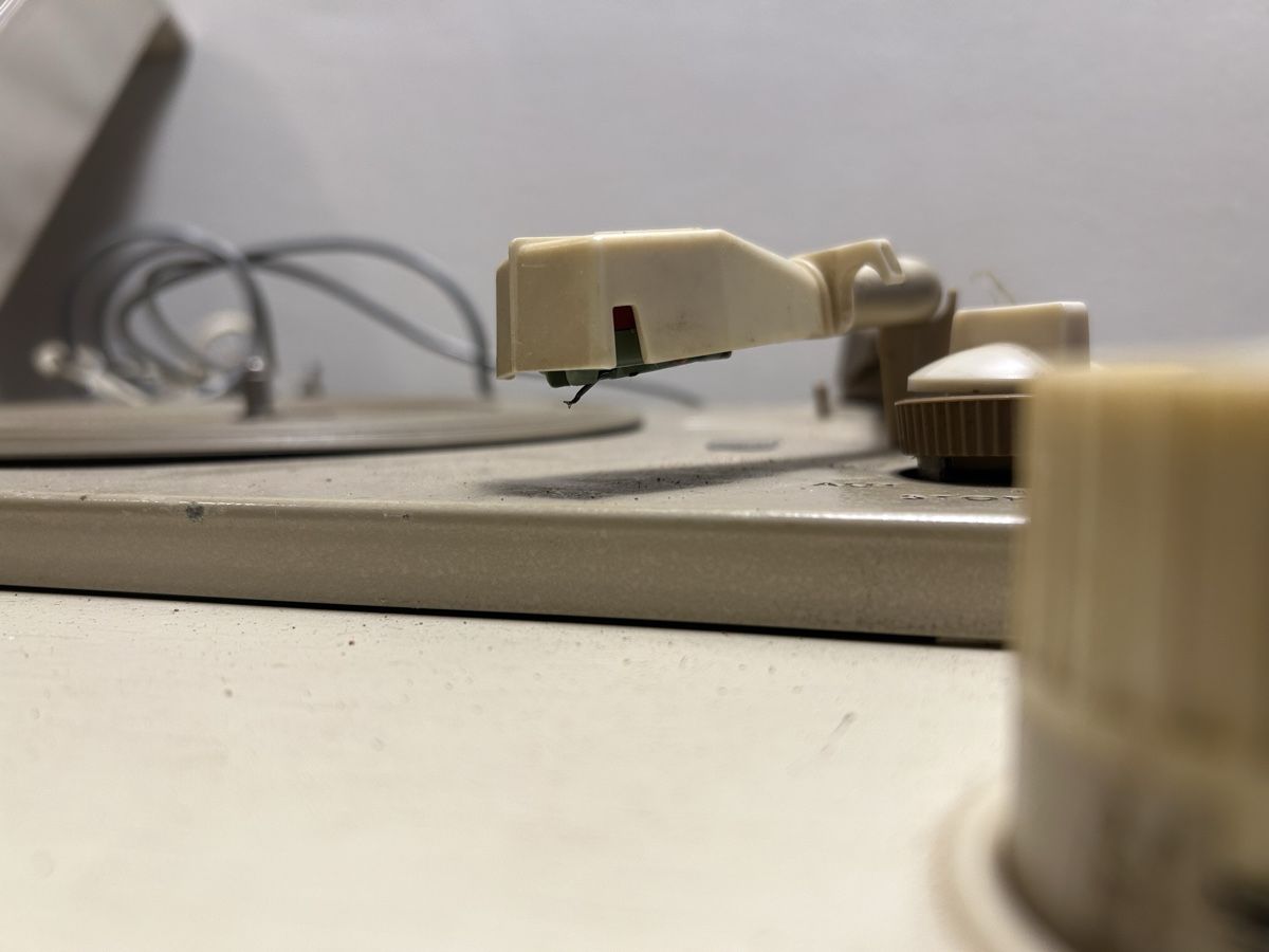 Philips Plattenspieler: Tourne-disque valise Philips vintage défectueux  – Defekt aus Geneve von  5