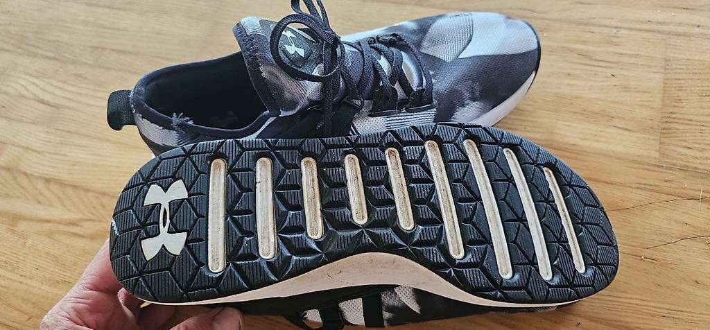 Under Armour Chaussures hommes: Under Armour Schuhe, Grösse 40.5 – D'occasion à Eriswil par mar_8hwh 2